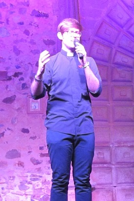 Padre Damian Cantando