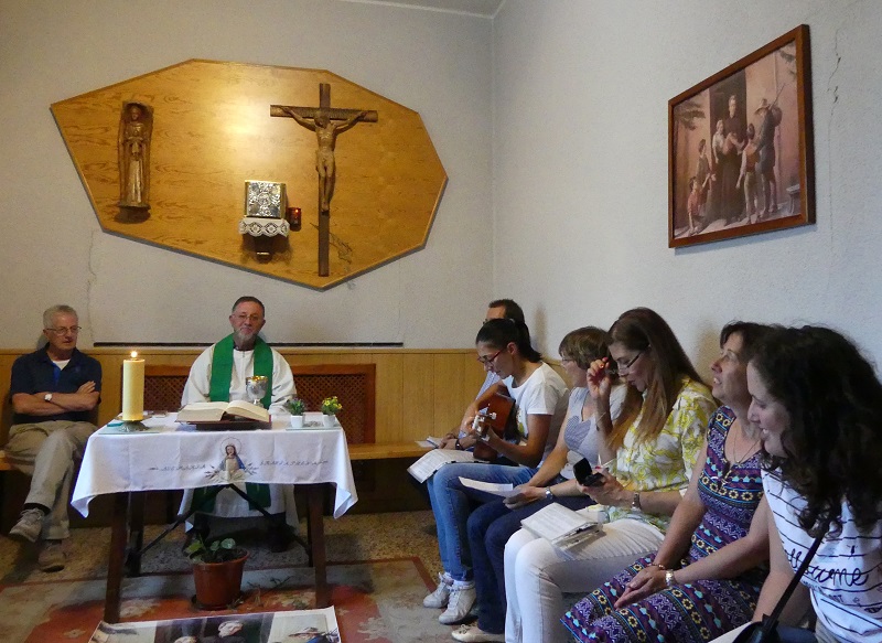 Visita Miguel Angel Cuadrillero. En la capilla